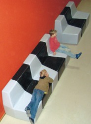 Endlospolster in einem Schulflur